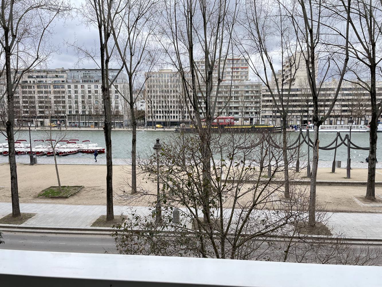 Face au bassin de la Villette